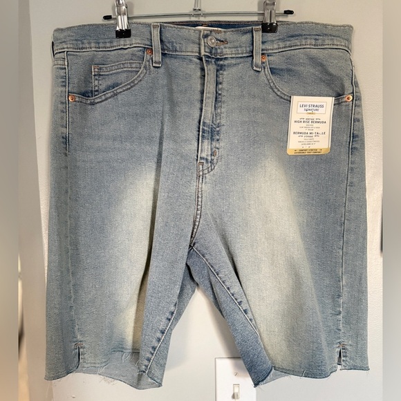 NWT Levi’s Bermuda 9” Shorts - Picture 2 of 5